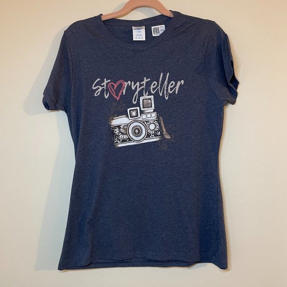 🔥 Port & Company | Heather Blue "Storyteller" Photographer Short-Sleeve Tee M - Picture 2 of 3